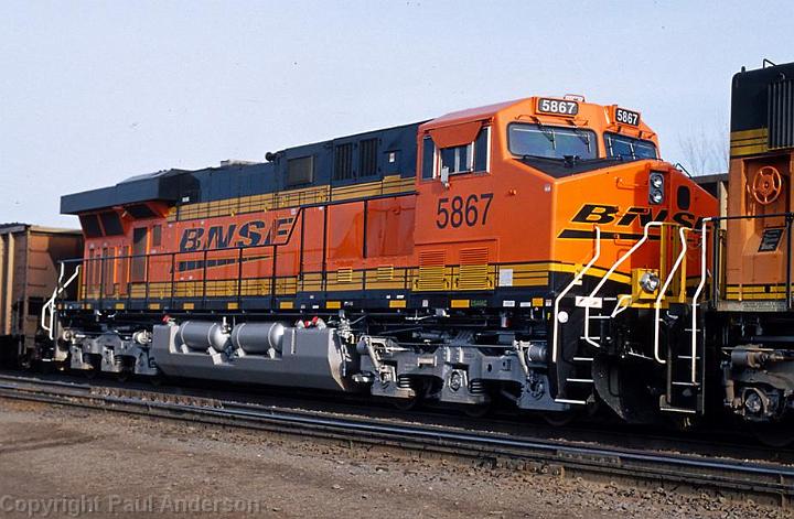 BNSF 5867 ES44AC.jpg